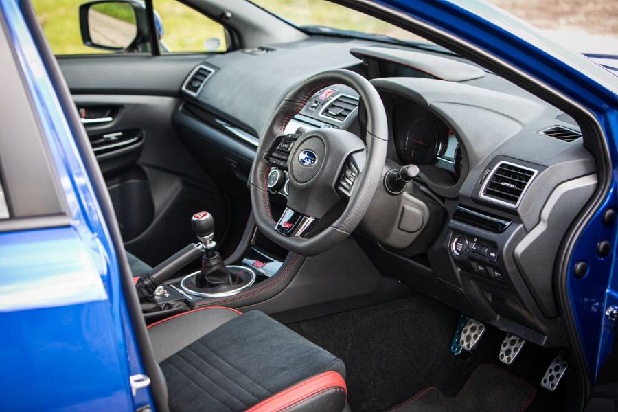 Интерьер Subaru WRX STI Final Edition 2017 года  (UK) (фото 14 из 21)
